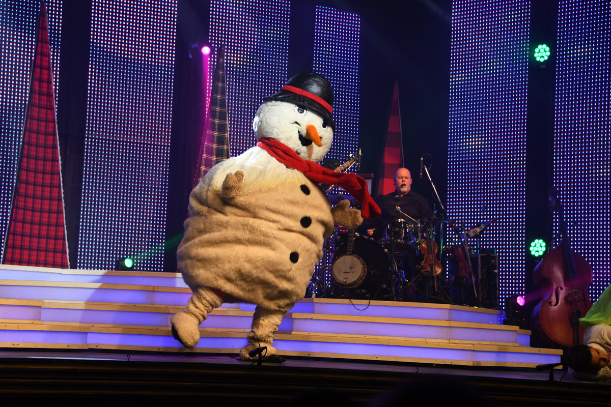 034 Frosty takes his turn on the Dutton stage.jpg